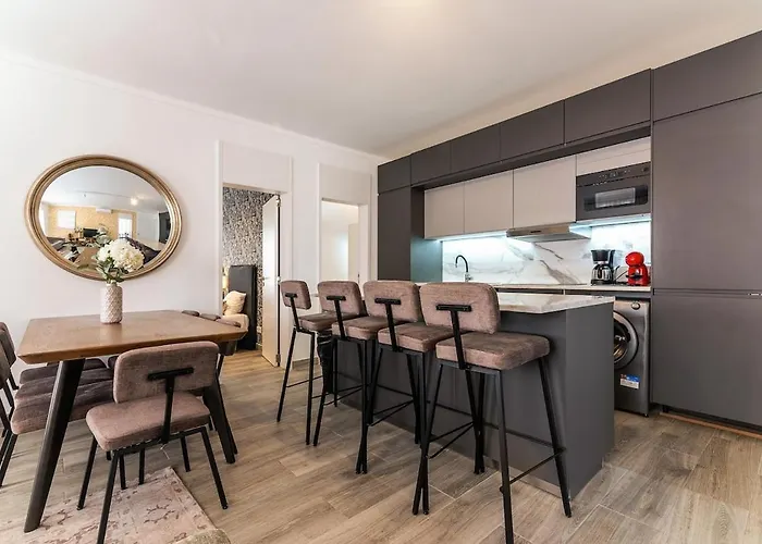 Second Floor Apartment Carregado